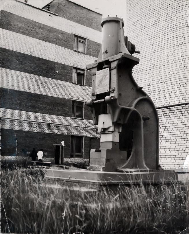 Памятник труженикам тыла на территории ОАО ʺКОМЗʺ. 2014::Музей боевой и трудовой славы КОМЗ в пос. Дербышки g2id37960