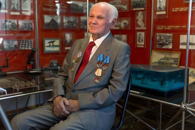 Фото. Гайнуллин А.М. дает интервью в Музее трудовой и боевой славы пос. Дербышки. 2014::Музей боевой и трудовой славы КОМЗ в пос. Дербышки g2id37968