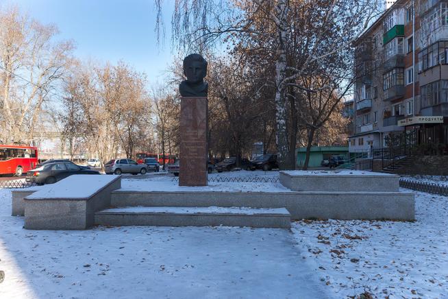 Памятник Герою Советского Союза -  Липатову Н.Д. пос Дербышки. 2014::Музей боевой и трудовой славы КОМЗ в пос. Дербышки g2id38008