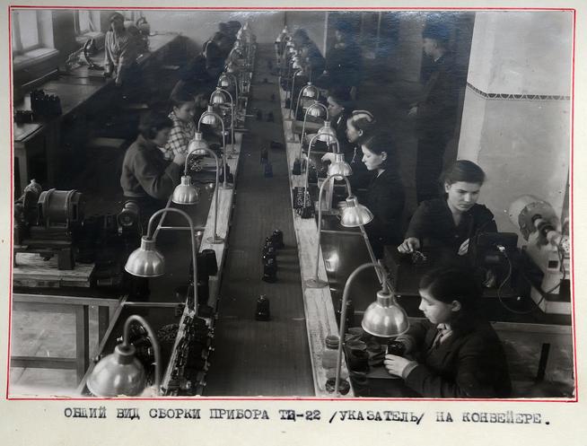 Фото. Общий вид сборки прибора тахометра  ТЭ - 22 на конвейере. 1942::Музей истории ОАО "Казанский завод Электроприбор" g2id38210