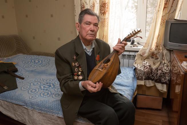 Фото. Чиж Р.В. с мандолиной. 2014::Музей истории ОАО "Казанский завод Электроприбор" g2id38310