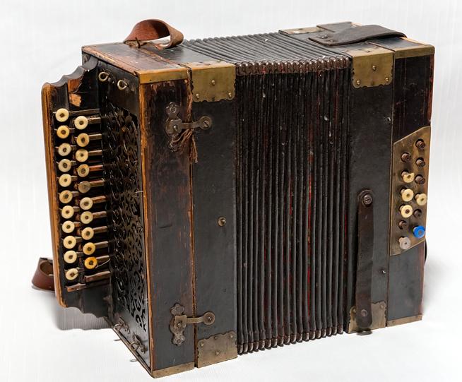 Гармонь участника Великой Отечественной войны. СССР. 1940-е годы. Дерево, кожа, металл::МБУК «Заинский краеведческий музей» g2id20102