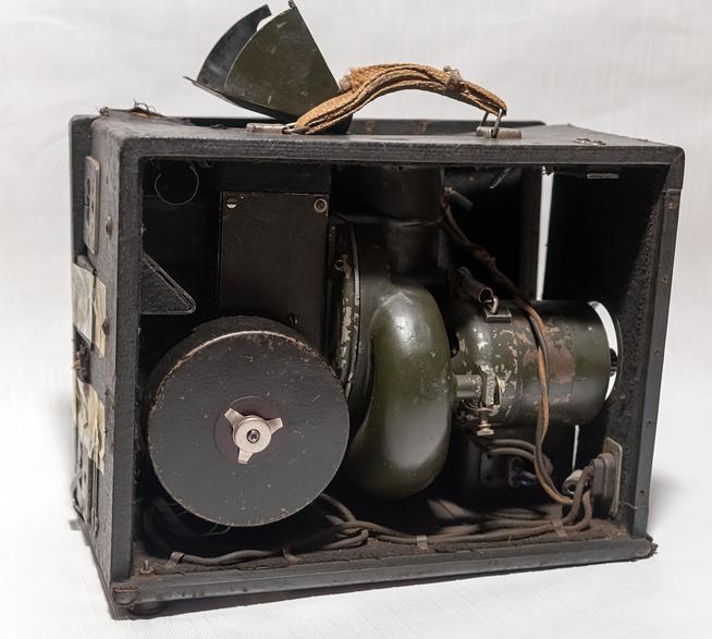 Переносной кинопроектор Алтынникова Н.М. - участника Великой Отечественной войны. СССР. 1940-е годы. Металл, кожа::МБУК «Заинский краеведческий музей» g2id20106