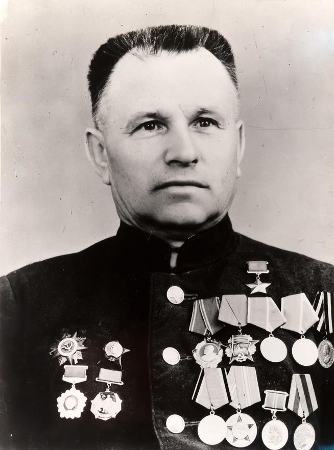 Фото. Герой Советского Союза - Сергеев А.Т.  1970-е::Музей трудовой славы ОАО "Казанский вертолетный завод". g2id38528