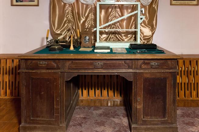 Рабочий стол Никифорова М.М. - военного врача. Заинск. 1940-е годы. Дерево, сукно::МБУК «Заинский краеведческий музей» g2id20142