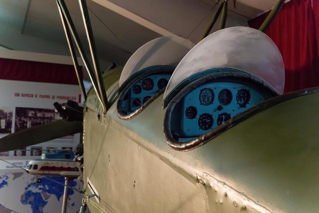 Открытые кабины пилота и штурмана самолета ПО-2.::Музей трудовой славы ОАО "Казанский вертолетный завод". g2id38568