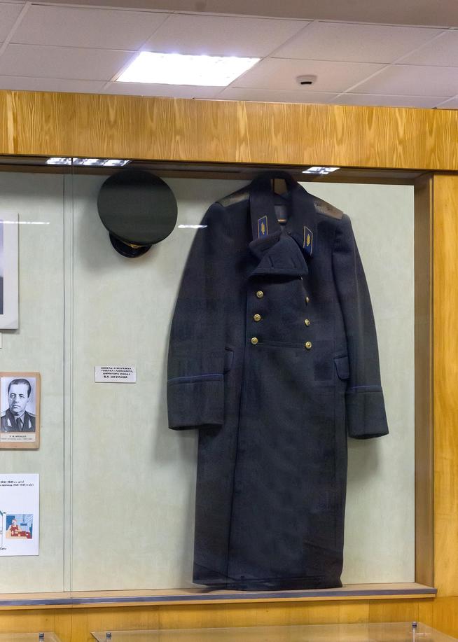 Шинель и фуражка генерал-лейтенанта , директора завода В.А.Окулова. СССР. 1940-е. Сукно::Музей трудовой славы КАЗ им. С.П. Горбунова g2id38879