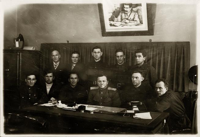 Фото. Руководящий состав завода № 22.Казань. 1940-е::Музей трудовой славы КАЗ им. С.П. Горбунова g2id38895