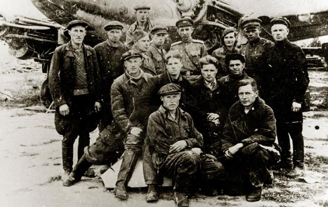 Фото. Бригада по ремонту самолетов и моторов.Завод № 22. 1943::Музей трудовой славы КАЗ им. С.П. Горбунова g2id39207