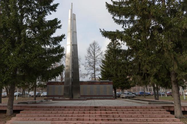 Обелиск на площади перед административным зданием завода с именами погибших в годы Великой Отечественной войны заводчан. 2014::Музей трудовой славы КАЗ им. С.П. Горбунова g2id39355