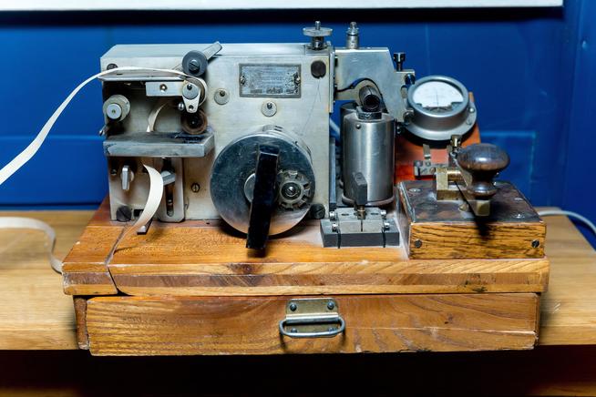 Телеграфный аппарат Морзе . СССР. 1943.  Дерево, металл::Музей истории связи РТ в Казанском электротехникуме связи g2id40370