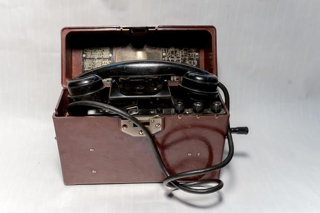 Полевой телефон  ТАИ-43- Р в пластмассовом футляре. СССР.1943.  Пластмасса.::Музей истории связи РТ в Казанском электротехникуме связи g2id40382