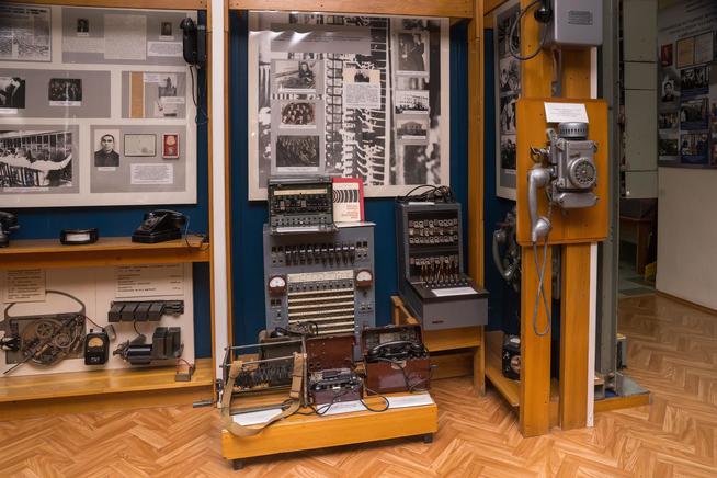 Фрагмент экспозиции.Аппараты телефонной связи.1940-60-е::Музей истории связи РТ в Казанском электротехникуме связи g2id40438