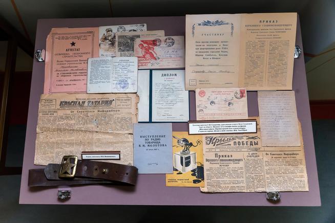 Витрина с документами по периоду Великой Отечественной войны. 2014::Музей истории Казанского государственного архитектурно-строительного университета g2id40484