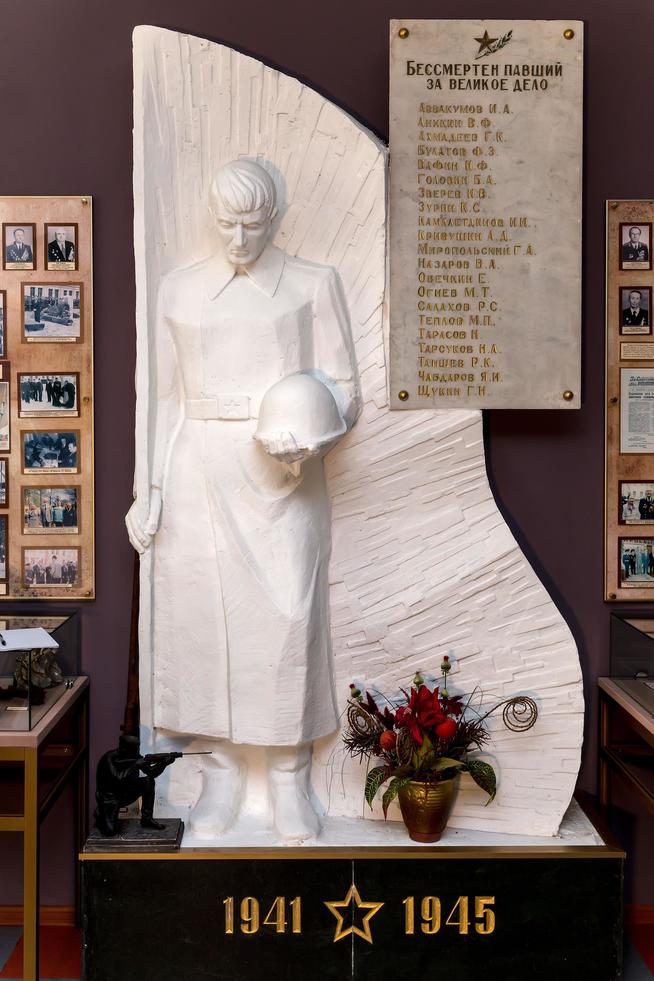 Мемориальный комплекс, в центре которого – памятник солдату и  мраморная доска с именами погибших выпускников вуза 2014::Музей истории Казанского государственного архитектурно-строительного университета g2id40612