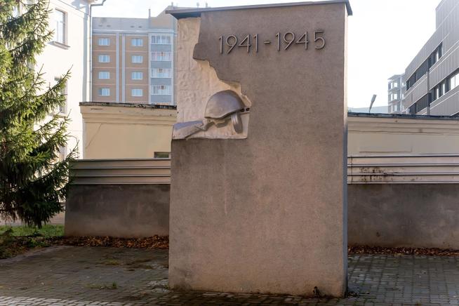 Памятник павшим в Великую Отечественную войну сотрудникам и студентам вуза во дворе КГАСУ. 2014::Музей истории Казанского государственного архитектурно-строительного университета g2id40616