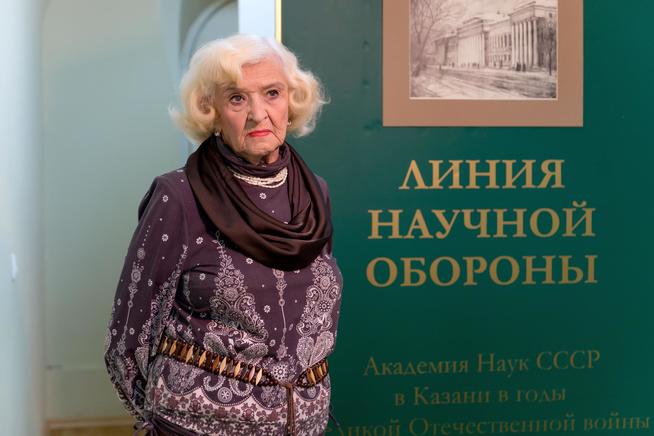 Фото. Писарева С.В. - директор Музея истории КФУ на выставке ʺЛиния научной обороныʺ. 2014::Музей истории Казанского университета g2id40734