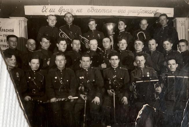 Фото.Бусыгин Е.П.( в первом ряду 4 слева) 1940-е::Музей истории Казанского университета g2id40758