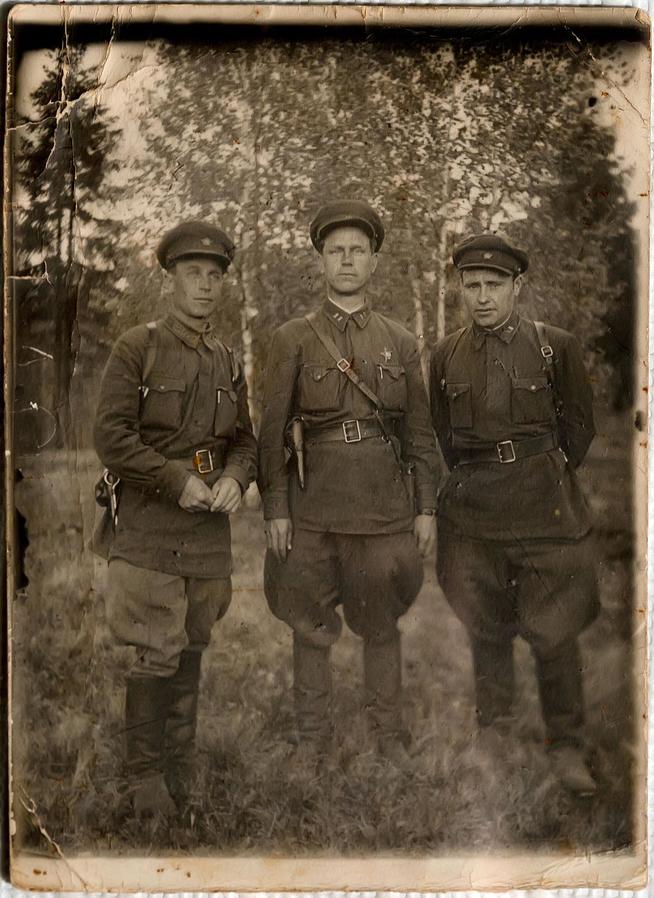 Фото. Плакатин А.П. (в центре) с боевыми товарищами.1940-е::Музей истории Казанского университета g2id40794