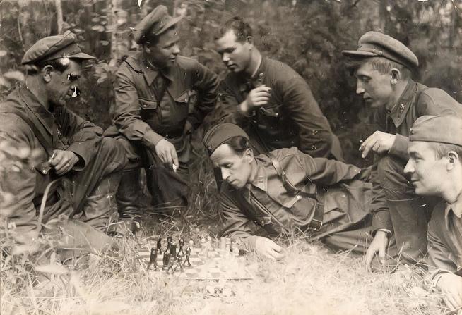 Фото. Плакатин А.П. (второй слева) с боевыми товарищами играет в шахматы в минуты затишья.1940-е::Музей истории Казанского университета g2id40798