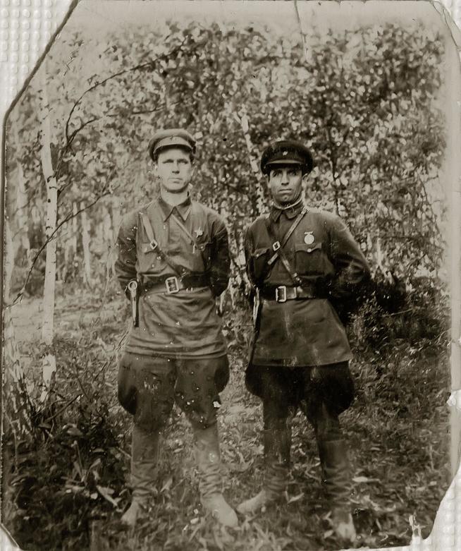 Фото.Плакатин.(слева) с боевым товарищем. 1940-е::Музей истории Казанского университета g2id40806