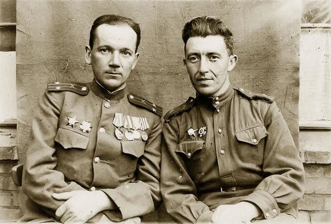 Фото. Альтшуллер С. А.(справа) с боевым товарищем.1940-е::Музей истории Казанского университета g2id40838