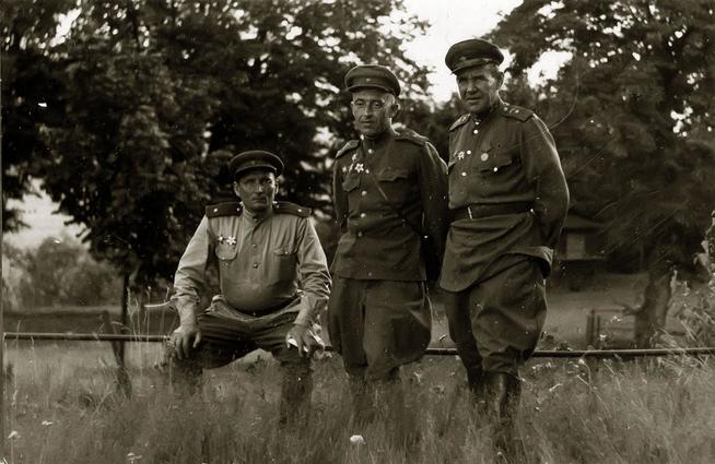 Фото. Альтшуллер С.А.(в цетре)с боевыми товарищами. 1940-е::Музей истории Казанского университета g2id40842
