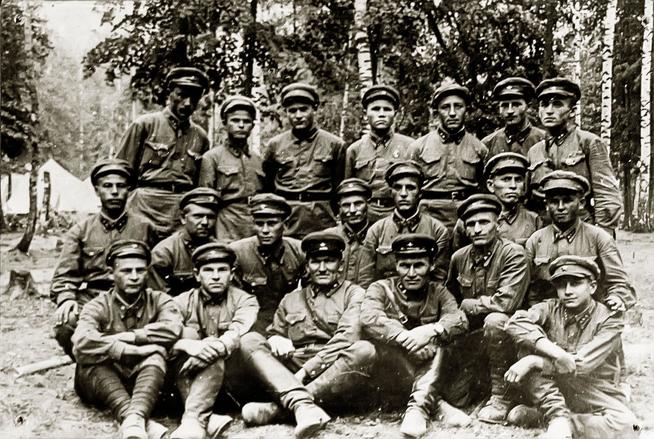 Фото.Раков П.И.(стоит 2-ой слева  )    с боевыми товарищами 1940-е::Музей истории Казанского университета g2id40898