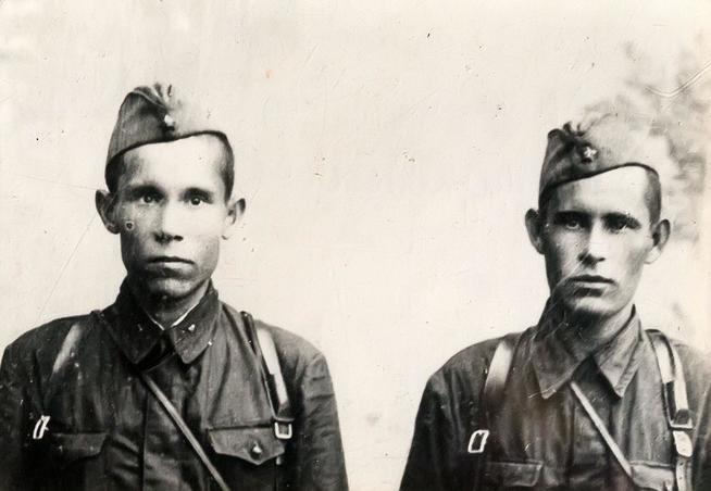 Фото. Хамитов Г.С.  (слева) 1940-е::Музей истории Казанского университета g2id40910