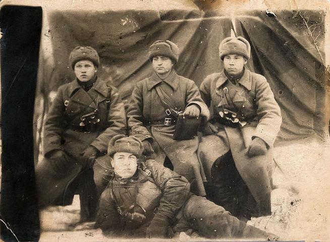 Фото. Хамитов Г.С.  (справа ) с боевыми товарищами. 1940-е::Музей истории Казанского университета g2id40918