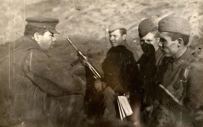 Фото. Хамитов Г.С.  (справа ) с боевыми товарищами. 1940-е::Музей истории Казанского университета g2id40922