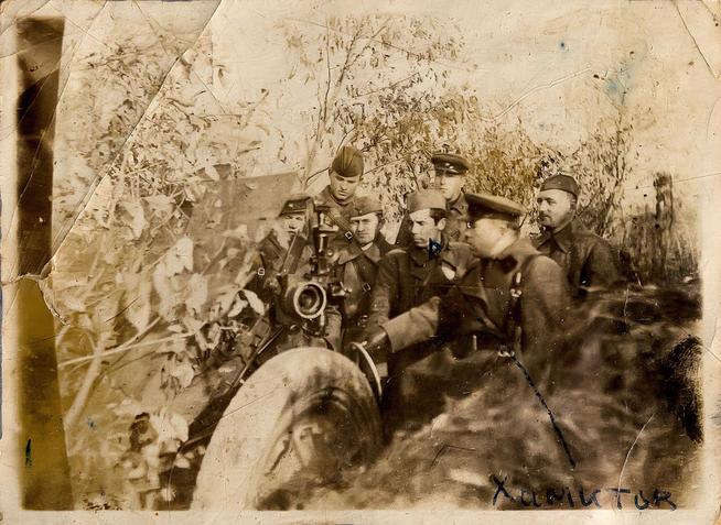 Фото. Хамитов Г.С.  ( третий справа в пилотке) на занятиях. 1940-е::Музей истории Казанского университета g2id40926