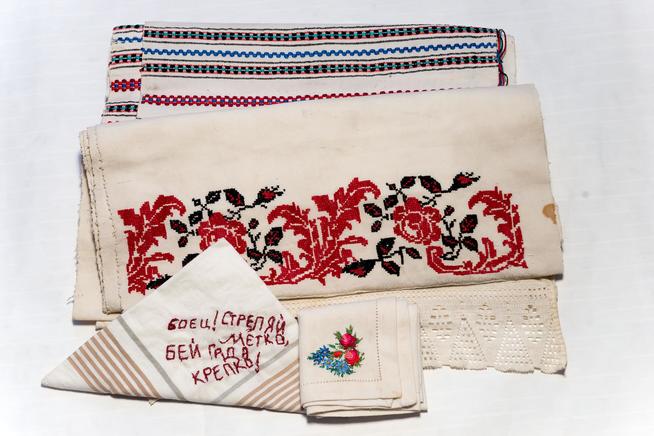 Салфетки, носовые платки и полотенца вышитые молодыми работницами порохового  завода для бойцов Красной Армии. 1940-е.х./б.ткань::Музей боевой и трудовой славы "Заречье" Казанского порохового завода g2id42665