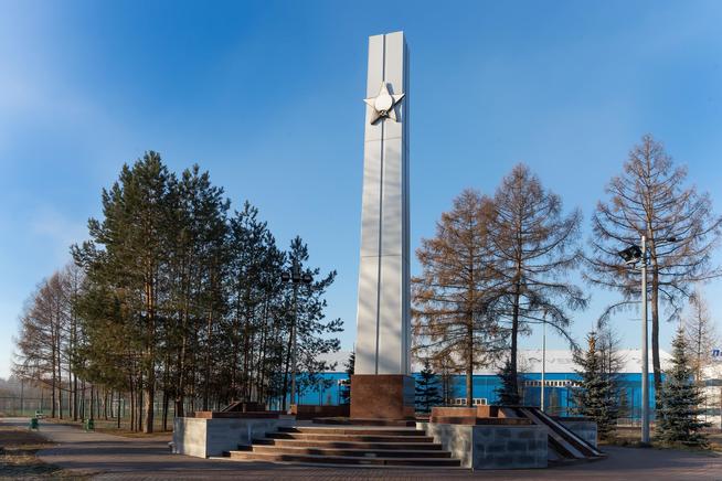 Стела с мемориальными табличками павших в 1941-1945 кировчан в парке им. Р.Петрова. 2014::Музей боевой и трудовой славы "Заречье" Казанского порохового завода g2id42737