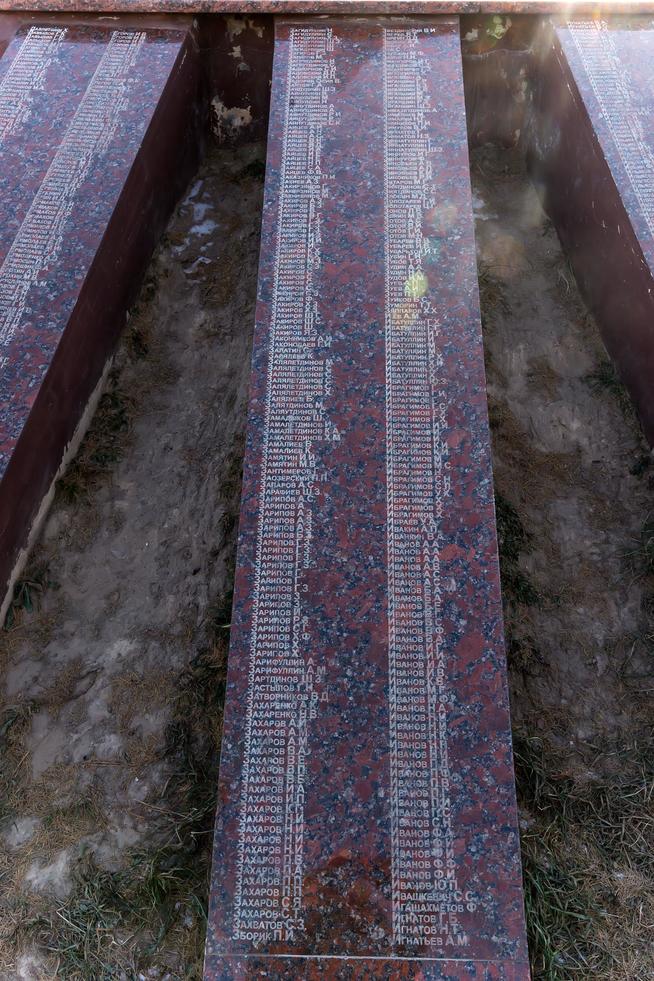 Мемориальные таблички с фамилиями павших воинов вокруг стелы мемориального комплекса в парке им. Р.Петрова.2014::Музей боевой и трудовой славы "Заречье" Казанского порохового завода g2id42769