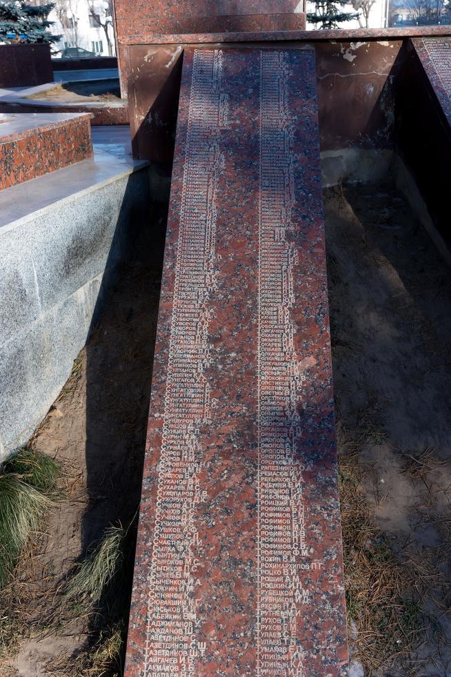 Мемориальные таблички с фамилиями павших воинов вокруг стелы мемориального комплекса в парке им. Р.Петрова.2014::Музей боевой и трудовой славы "Заречье" Казанского порохового завода g2id42805