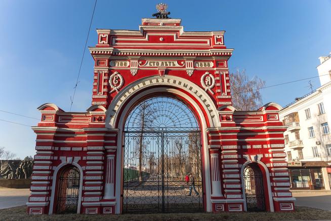 Юбилейная арка в форме триумфальных арочных ворот возведена в честь 100-летия Казанского порохового завода в 1888. 2014::Музей боевой и трудовой славы "Заречье" Казанского порохового завода g2id42829