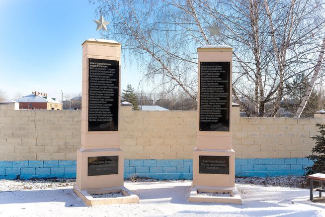 Стелы на Аллее Славы с фамилиями участников Великой Отечественной войны.2014::Музей истории ОАО "Татхимфармпрепараты" g2id42851