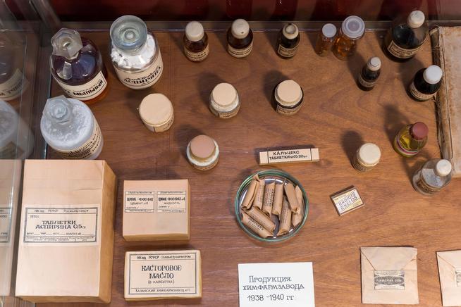 Витрина в музее с продукцией химфармзавода .1938-1940-е::Музей истории ОАО "Татхимфармпрепараты" g2id42879