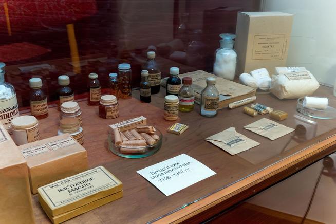Витрина в музее с продукцией химфармзавода .1940-е::Музей истории ОАО "Татхимфармпрепараты" g2id42883