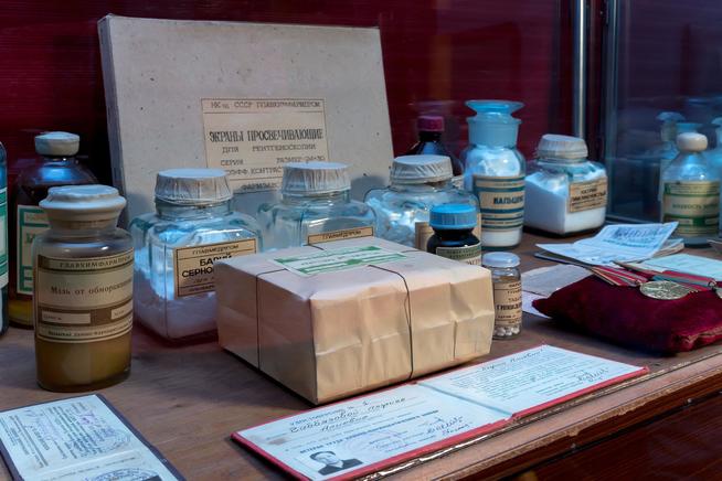 Витрина в экспозиции музея с образцами продукции предприятия .1940-е::Музей истории ОАО "Татхимфармпрепараты" g2id42887