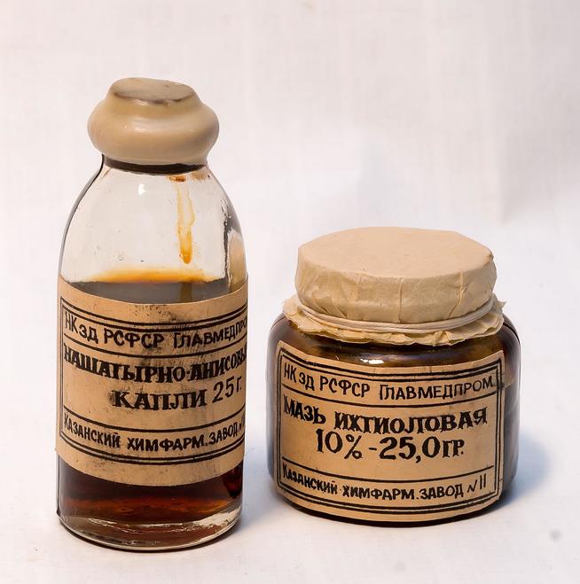 Флакон с нашатырно-анисовыми каплями и банка с мазью ихтиоловой. Казанский химфармзавод № 11 1940-е::Музей истории ОАО "Татхимфармпрепараты" g2id42947