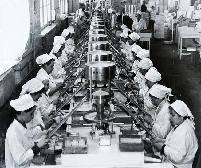 Фото. Участок фасовки. 1940-е::Музей истории ОАО "Татхимфармпрепараты" g2id42987