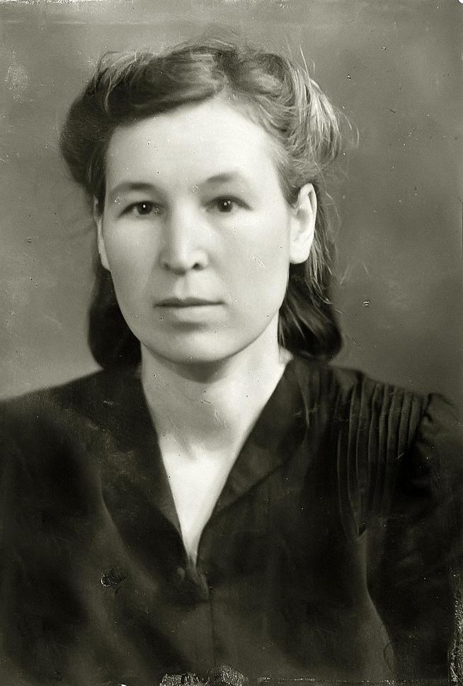 Фото. Габбязова Л.А удостоена за труд в годы Великой Отечественной войны  ордена Красного Знамени. 1940-е::Музей истории ОАО "Татхимфармпрепараты" g2id43007