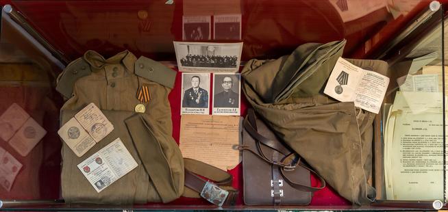 Витрина в музее с документами и личными вещами участника Великой Отечественной войны Прокашева С.И.::Музей истории ОАО "Татхимфармпрепараты" g2id43023