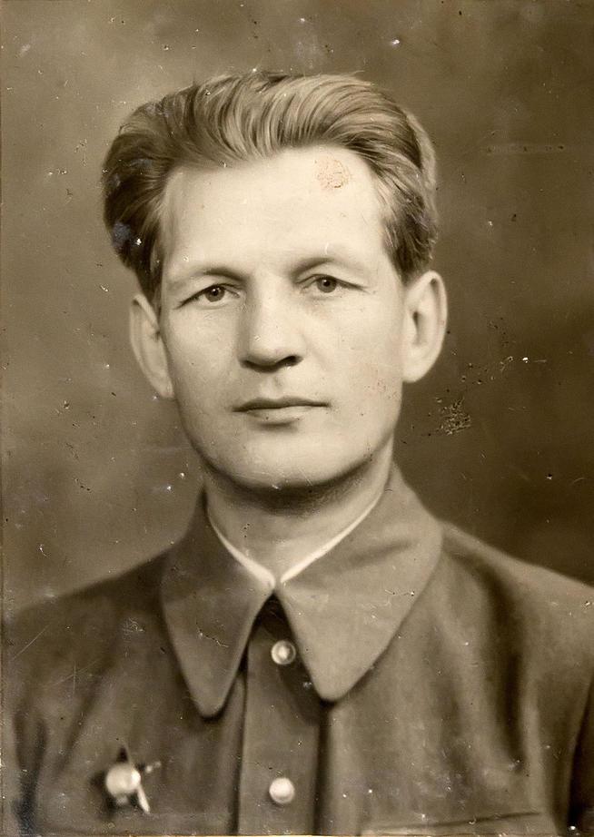 Фото. Гусев И.Г.- директор кетгутного завода. Удостоен за труд в годы Великой Отечественной войны ордена Красной Звезды. 1940-е::Музей истории ОАО "Татхимфармпрепараты" g2id43031