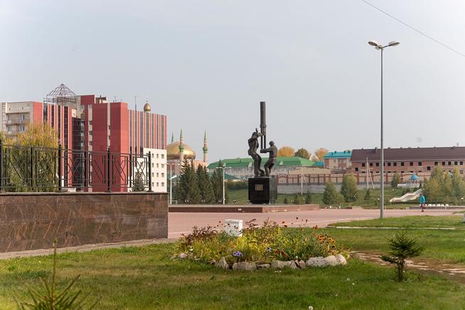Памятник нефтяникам перед ДК «Нефтьче»::Альметьевский район g2id20608
