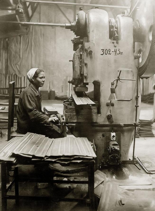 Фото. Рихтовка лепестков после шовной сварки. 1943::Музей истории ОАО "Завод Элекон" g2id43141