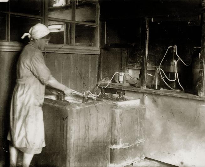 Фото. Спецлаборатория завода.Бутилизация продукта. 1940-е::Музей истории ОАО "Завод Элекон" g2id43149