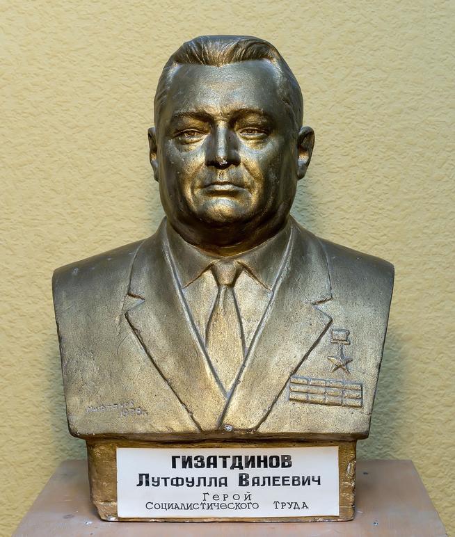 Бюст. Гизатдинов Л.В.- директор завода (1962-1982), Герой Социалистического Труда.Гипс, бронзовая краска. худ. Мифтахов Н.::Музей истории ОАО "Завод Элекон" g2id43209